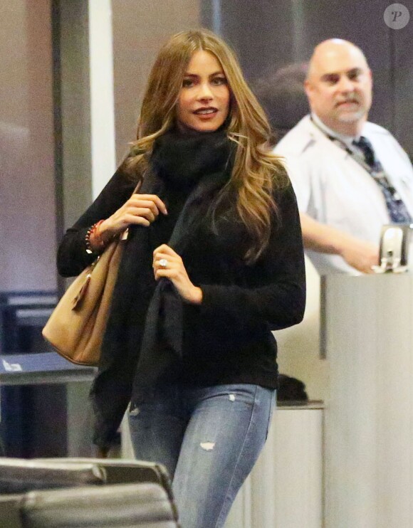Sofia Vergara, qui porte sa bague de fiancée, et son fiancé Joe Manganiello, le bras gauche avec une attelle, arrivent à l'aéroport LAX de Los Angeles. Le 29 décembre 2014