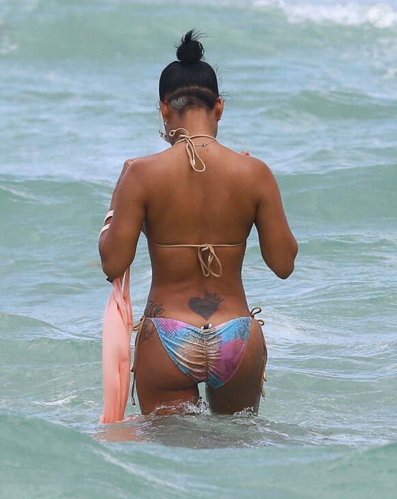 Christina Milian se détend à la plage à Miami le 15 mai 2015