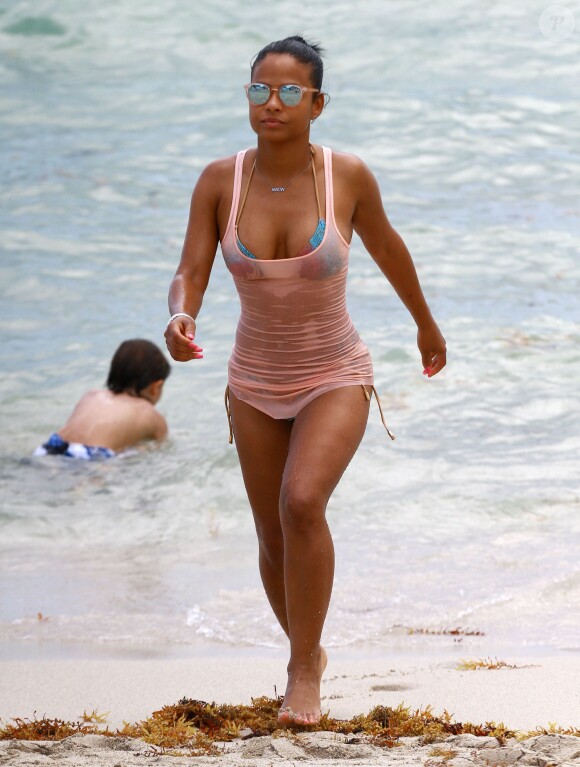 Christina Milian se détend à la plage à Miami le 15 mai 2015