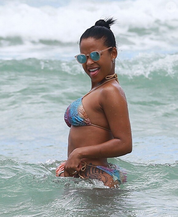 Christina Milian se détend à la plage à Miami le 15 mai 2015