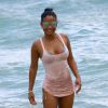Christina Milian se détend à la plage à Miami le 15 mai 2015