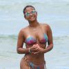 Christina Milian se détend à la plage à Miami le 15 mai 2015