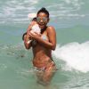 Christina Milian a profité des joies de la baignade à Miami le 15 mai 2015. Ce petit bichon aussi...