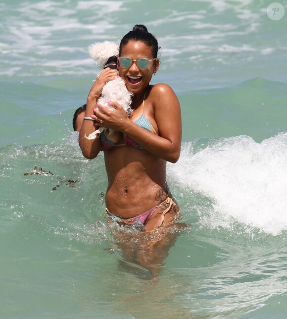 Christina Milian a profité des joies de la baignade à Miami le 15 mai 2015. Ce petit bichon aussi...