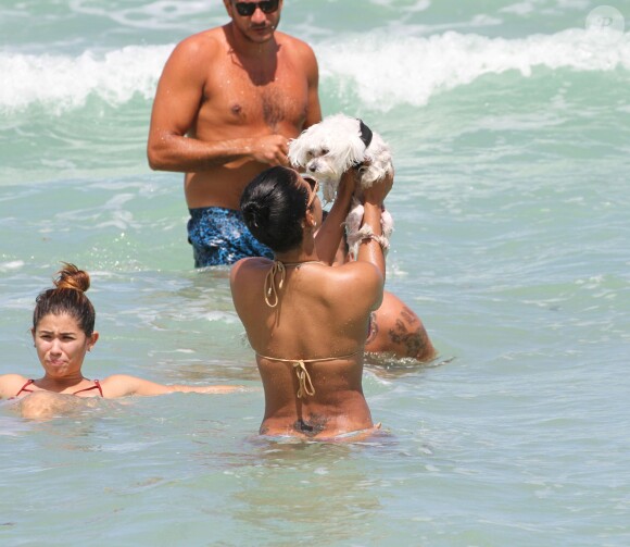 Christina Milian a profité des joies de la baignade à Miami le 15 mai 2015. Ce petit bichon aussi...
