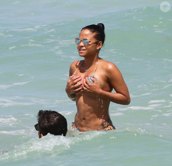 Christina Milian a profité des joies de la baignade à Miami le 15 mai 2015