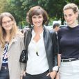  In&egrave;s de la Fressange et ses filles Violette et Nine d'Urso - Arriv&eacute;es des people au d&eacute;fil&eacute; de mode "Chanel" Haute Couture Automne-Hiver 2014/2015 au Grand Palais &agrave; Paris. Le 8 juillet 2014. 