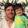 Lionel Messi et son fils Thiago à Barcelone le 18 mai 2015.