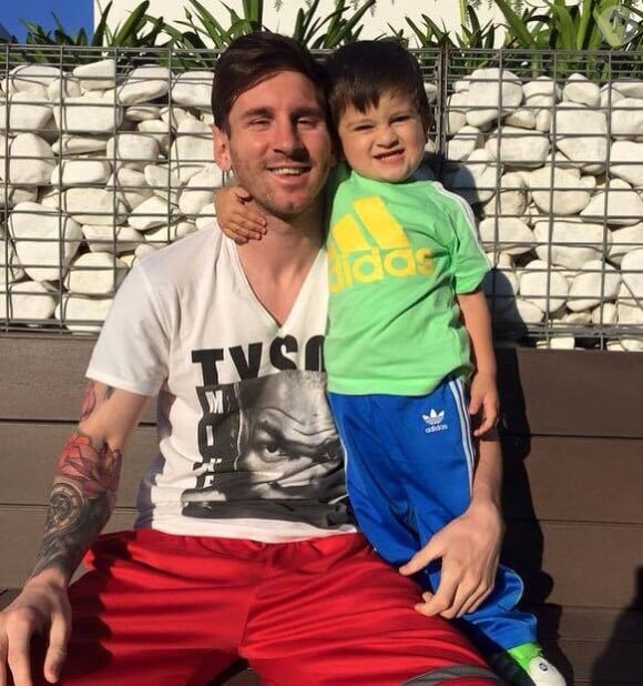 Lionel Messi et son fils Thiago à Barcelone le 18 mai 2015.