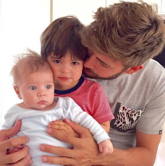 Gerard Piqué avec ses deux enfants Milan et Sasha le 19 mai 2015.