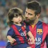 Gerard Piqué et son fils Milan - Shakira (enceinte) et son fils Milan vont encourager Gerard Piqué et le FC Barcelone au Camp Nou le 18 octobre 2014 