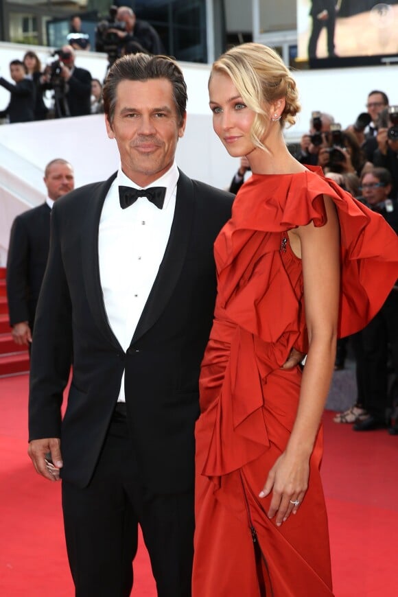 Josh Brolin et sa fiancée Kathryn Boyd - Montée des marches du film "Sicario" lors du 68e Festival International du Film de Cannes le 19 mai 2015