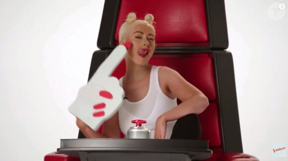 Pour l'émission télé The Voice US, Christina Aguilera parodie les popstars américaine. Elle imite Miley Cyrus