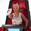Pour l'émission télé The Voice US, Christina Aguilera parodie les popstars américaine. Elle imite Miley Cyrus