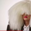 Pour l'émission télé The Voice US, Christina Aguilera parodie les popstars américaine. Elle imite Sia
