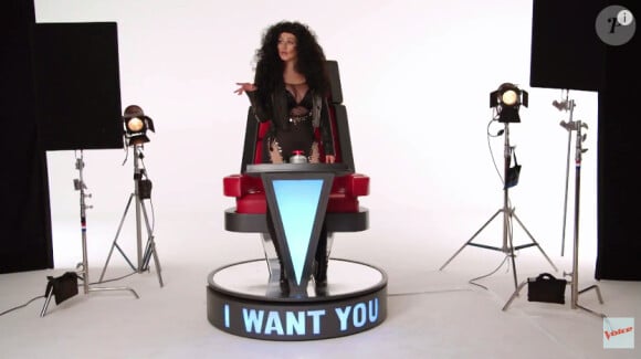 Pour l'émission télé The Voice, Christina Aguilera parodie les popstars américaine. Elle imite Cher