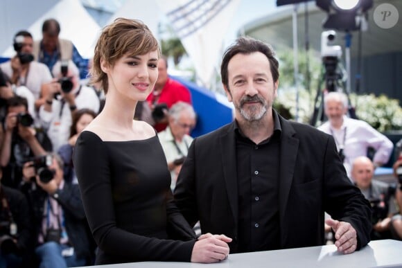 Louise Bourgoin (portant une bague double Libellule de la maison Lalique Joaillerie), Jean-Hugues Anglade - Photocall du film "Je suis un soldat" lors du 68e Festival international du film de Cannes le 20 mai 2015.