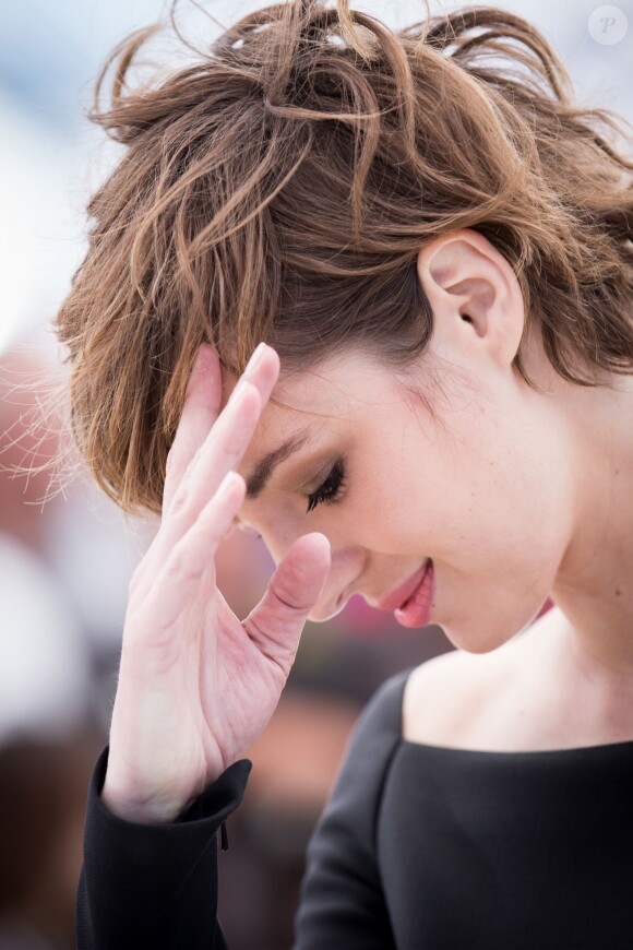 Louise Bourgoin (portant une bague double Libellule de la maison Lalique Joaillerie) - Photocall du film "Je suis un soldat" lors du 68e Festival international du film de Cannes le 20 mai 2015.