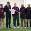 Le prince William rencontrait le 20 mai 2015, après la fin de son congé paternité, l'équipe féminine d'Angleterre de football au centre national de St George's Park, à Burton-upon-Trent dans le Staffordshire. Le duc a reçu en cadeau un maillot pour sa fille la princesse Charlotte de Cambridge, née le 2 mai.