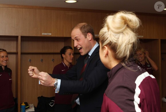 Le prince William rencontrait le 20 mai 2015, après la fin de son congé paternité, l'équipe féminine d'Angleterre de football au centre national de St George's Park, à Burton-upon-Trent dans le Staffordshire. Le duc de Cambridge a reçu en cadeau un maillot pour sa fille la princesse Charlotte de Cambridge, née le 2 mai.