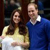 La princesse Charlotte de Cambridge présentée par ses parents devant la maternité Lindo le 2 mai 2015
