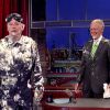 L'acteur Bill Murray sort d'un gâteau pour la dernière de David Letterman à la tête du "Late Show" - 19 mai 2015