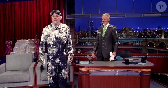 L'acteur Bill Murray sort d'un gâteau pour la dernière de David Letterman à la tête du "Late Show" - 19 mai 2015