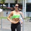 Jessica Lowndes fait du jogging sur le port de Cannes, le 18 mai 2015.