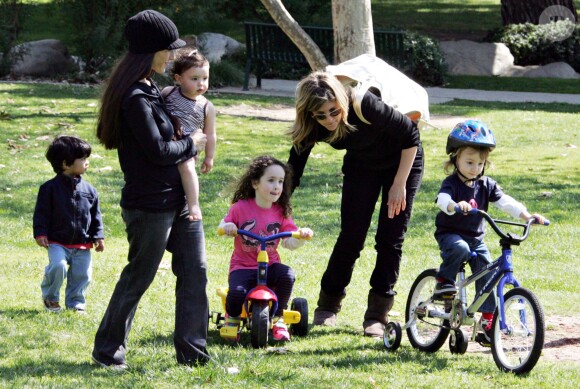 Soleil Moon Frye joue avec ses filles Poet Sienna Rose Goldberg et Jagger Joseph Blue Goldberg. Los Angeles, le 7 mars 2009