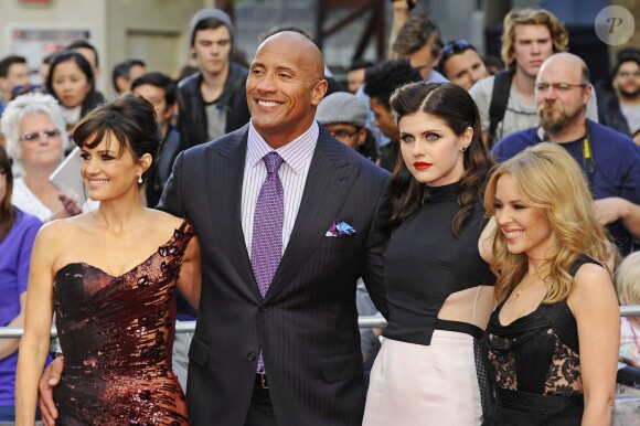 Carla Gugino, Dwayne Johnson, Alexetra Daddario et Kylie Minogue - Première du film "San Andreas" à Londres le 21 mai 2015.
