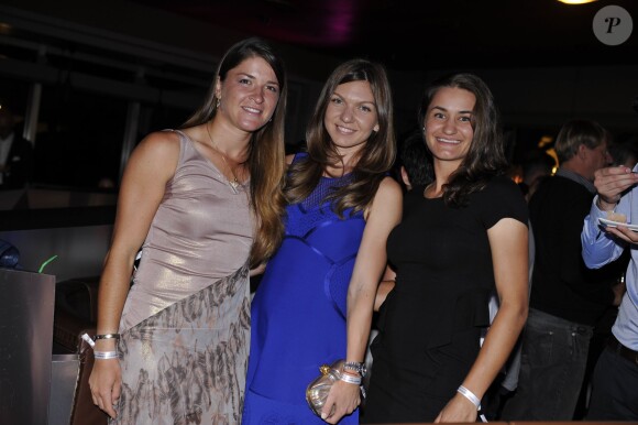 Alexandra Dulgheru, Simona Halep, Monica Niculescu lors de la soirée des joueurs de Roland-Garros au premier étage de la Tour Eiffel, à Paris le 21 mai 2015