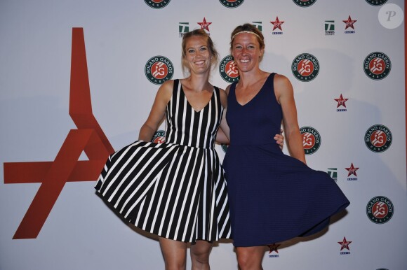 Mathilde Johansson et Pauline Parmentier lors de la soirée des joueurs de Roland-Garros, le 21 mai 2015 au premier étage de la Tour Eiffel à Paris