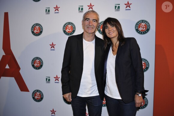 Raymond Domenech et Estelle Denis lors de la soirée des joueurs de Roland-Garros au premier étage de la Tour Eiffel à Paris le 21 mai 2015