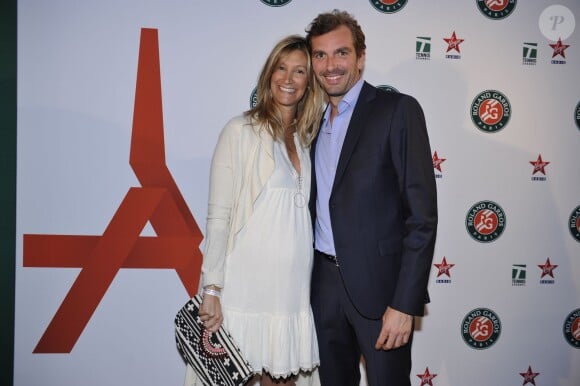 Jérémy Chardy et son épouse Karen, enceinte, lors de la soirée des joueurs de Roland-Garros au premier étage de la Tour Eiffel à Paris le 21 mai 2015