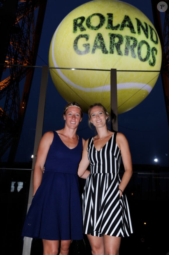 Pauline Parmentier et Mathilde Johansson lors de la soirée des joueurs de Roland-Garros, le 21 mai 2015 au premier étage de la Tour Eiffel à Paris