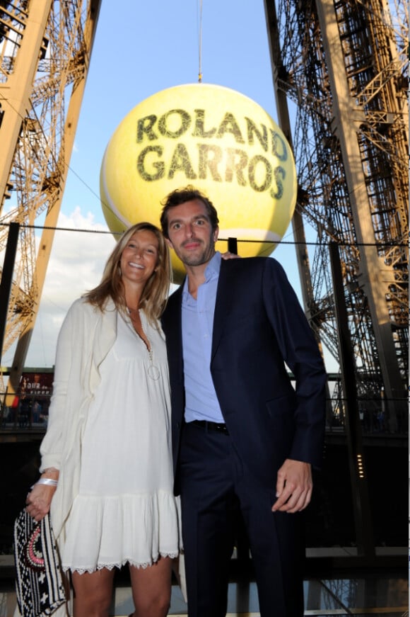 Jérémy Chardy et sa compagne Karen, enceinte, lors de la soirée des joueurs de Roland-Garros, le 21 mai 2015 au premier étage de la Tour Eiffel à Paris