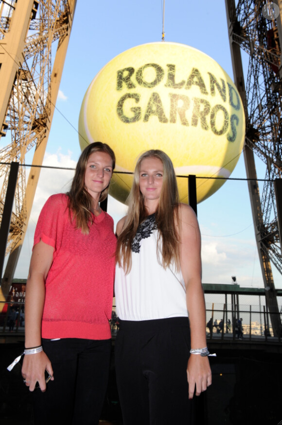 Les jumelles Karolina et Kristyna Pliskova lors de la soirée des joueurs de Roland-Garros, le 21 mai 2015 au premier étage de la Tour Eiffel à Paris