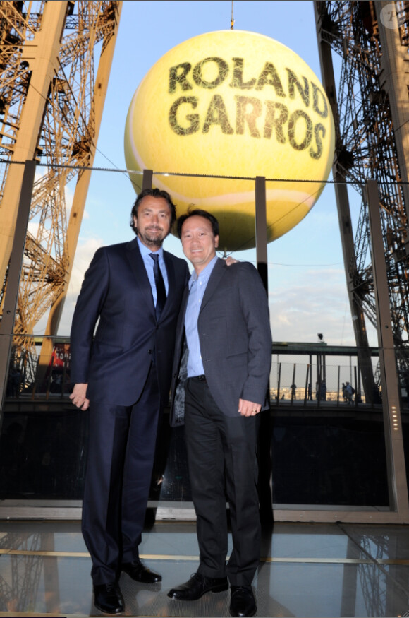 Henri Leconte et Michael Chang lors de la soirée des joueurs de Roland-Garros, le 21 mai 2015 au premier étage de la Tour Eiffel à Paris