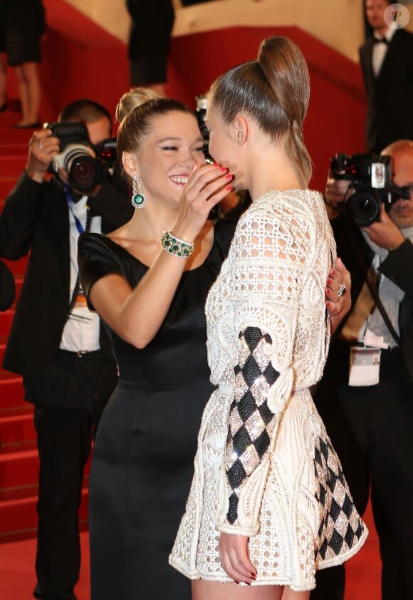Léa Seydoux (bijoux Chopard) et Adèle Exarchopoulos - Montée des marches du film "La vie d'Adèle-Chapitre 1 et 2" lors du 66e festival du film de Cannes le 23 mai 2013