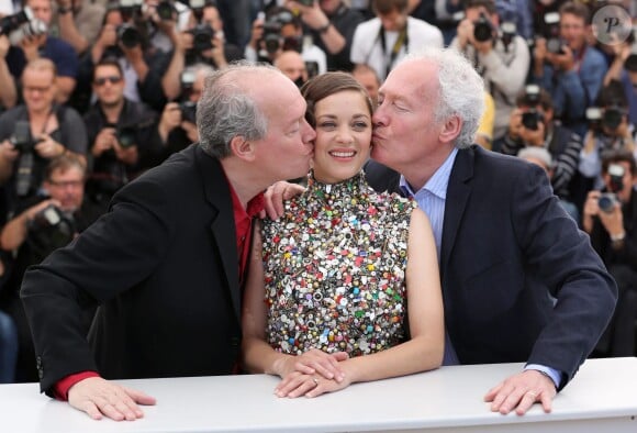 Marion Cotillard entre Luc Dardenne et Jean-Pierre Dardenne - Photocall du film "Deux jours, une nuit" lors du 67e festival international du film de Cannes, le 20 mai 2014