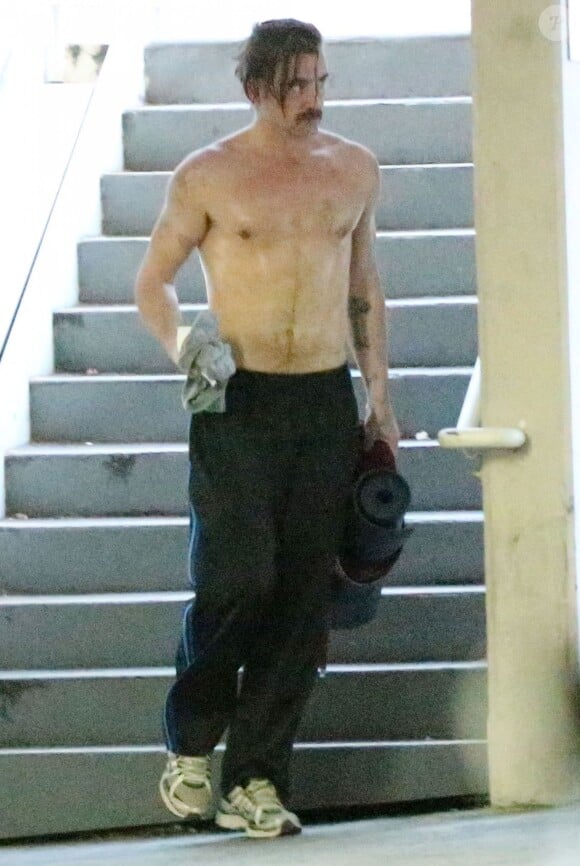 Exclusif - Colin Farrell, torse nu, à la sortie de son cours de yoga à Hollywood, le 16 février 2015.