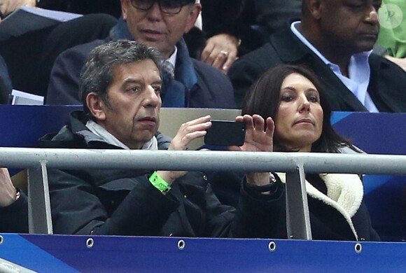 Michel Cymès et sa femme Nathalie - People au match amical France - Brésil au Stade de France à Saint-Denis le 26 mars 2015. Le Brésil à remporté le match sur le score de 3 buts à 1.  Friendly match France - Brazil at the Stade de France in Saint-Denis 26 March 2015. Brazil won the match with the score of 3 goals to 1.26/03/2015 - Saint Denis