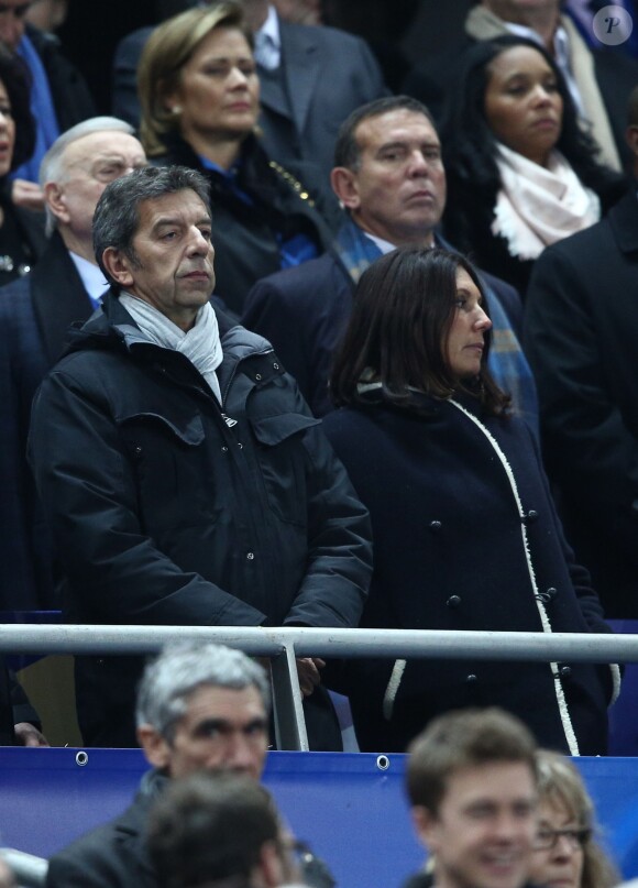 Michel Cymès et sa femme Nathalie - People au match amical France - Brésil au Stade de France à Saint-Denis le 26 mars 2015. Le Brésil à remporté le match sur le score de 3 buts à 1.  Friendly match France - Brazil at the Stade de France in Saint-Denis 26 March 2015. Brazil won the match with the score of 3 goals to 1.26/03/2015 - Saint Denis