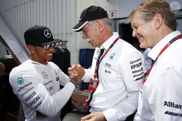 Lewis Hamilton tout sourire avec Dieter Zetsche après sa pole position décroché au Grand Prix de Monaco le 23 mai 2015