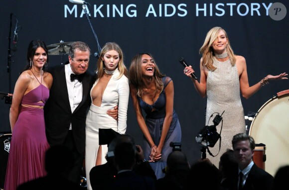 Kendall Jenner, Mario Testino, Gigi Hadid, Jourdan Dunn et Karlie Kloss lors de la soirée "amfAR's 22nd Cinema Against AIDS" à l'Eden Roc au Cap d'Antibes le 21 mai 2015.