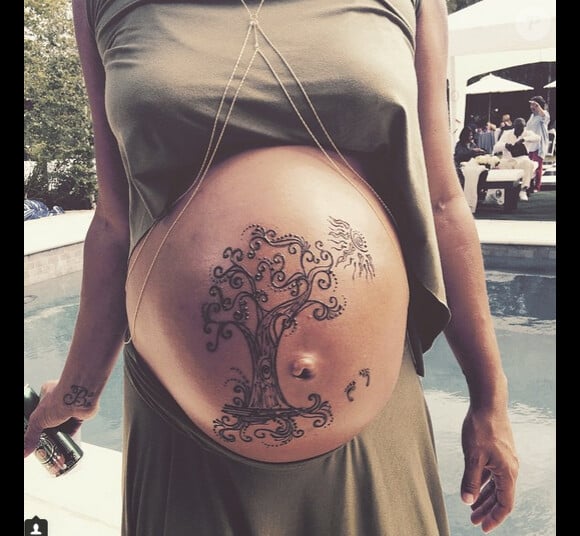 Sa fille Bobbi Kristina toujours inconsciente, Bobby Brown fête la baby-shower de son futur bébé avec sa femme Alicia et leur fils Cassius. Sur Instagram, le 19 mai 2015