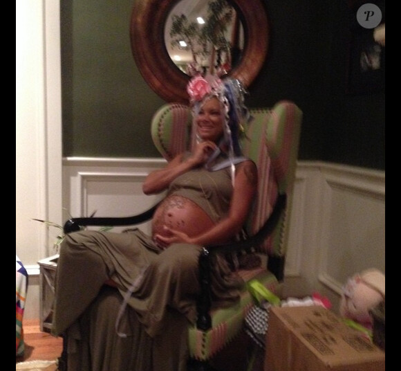 Sa fille Bobbi Kristina toujours inconsciente, Bobby Brown fête la baby-shower de son futur bébé avec sa femme Alicia et leur fils Cassius. Sur Instagram, le 18 mai 2015