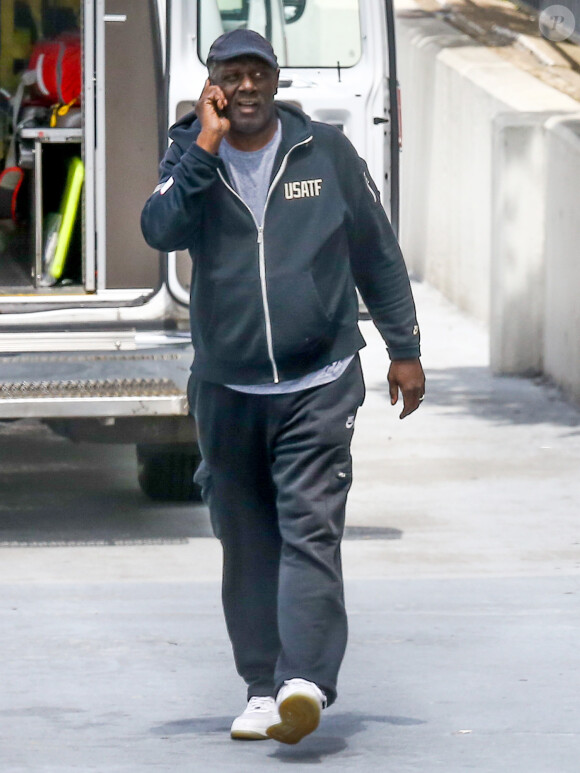 Bobby Brown, stressé, va rendre visite à sa fille Bobby Kristina Brown avec d'autres membres de la famille au centre médical DeKalb à Decatur, le 20 avril 2015. Samedi dernier, Bobby Brown a révélé que sa fille était réveillée et lucide, après de nombreuses spéculations. Il a ensuite parlé avec son médecin devant l'hôpital, et cette dernière l'a pris dans ses bras. 