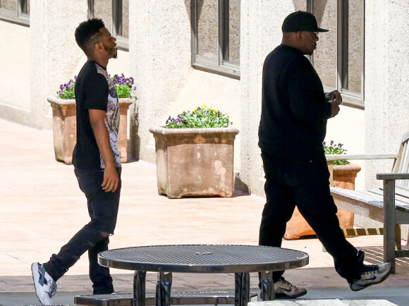Bobby Brown, stressé, va rendre visite à sa fille Bobby Kristina Brown avec d'autres membres de la famille au centre médical DeKalb à Decatur, le 20 avril 2015. Samedi dernier, Bobby Brown a révélé que sa fille était réveillée et lucide, après de nombreuses spéculations. Il a ensuite parlé avec son médecin devant l'hôpital, et cette dernière l'a pris dans ses bras. 