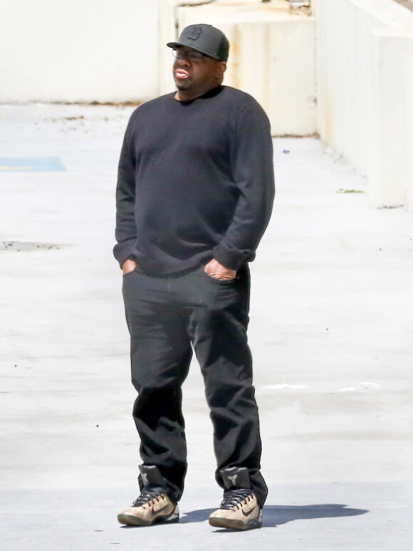 Bobby Brown, stressé, va rendre visite à sa fille Bobby Kristina Brown avec d'autres membres de la famille au centre médical DeKalb à Decatur, le 20 avril 2015. Samedi dernier, Bobby Brown a révélé que sa fille était réveillée et lucide, après de nombreuses spéculations. Il a ensuite parlé avec son médecin devant l'hôpital, et cette dernière l'a pris dans ses bras. 